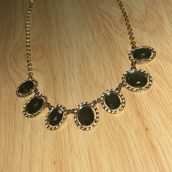 Green stone Gold Necklace - Picture 3 of 4